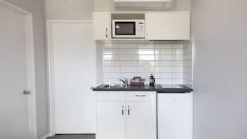 Standard Suite, 1 Bedroom, Non Smoking, Kitchenette (Unit) | Private kitchenette | Fridge, microwave, coffee/tea maker, electric kettle