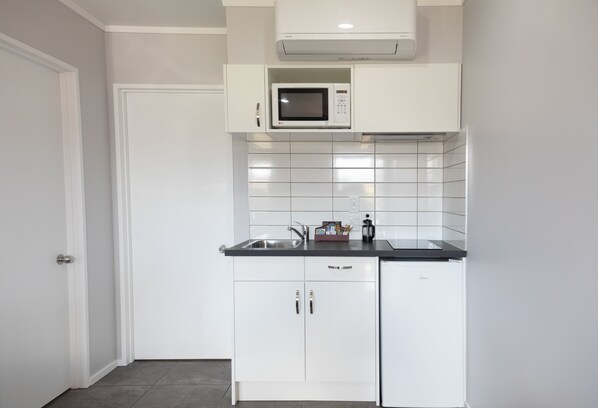 Standard Suite, 1 Bedroom, Non Smoking, Kitchenette (Unit) | Private kitchenette