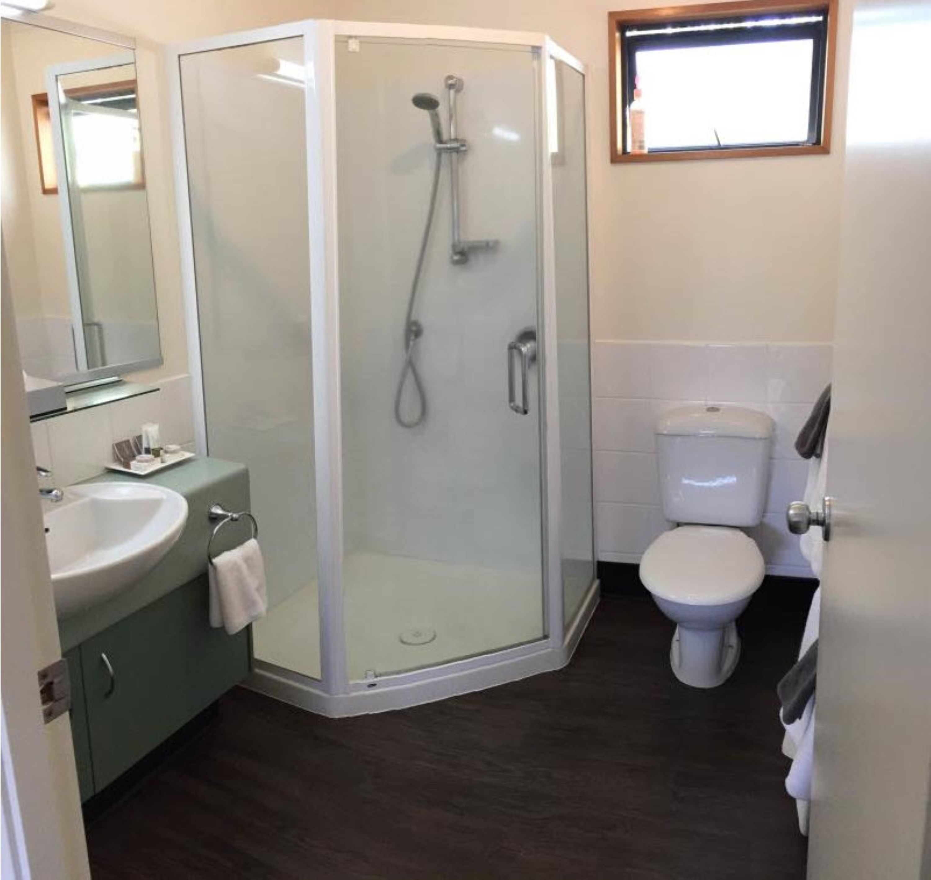 Standard-Suite, 1 Schlafzimmer, Nichtraucher, Kochnische (Suite) | Badezimmer | Kostenlose Toilettenartikel, Haartrockner, Handtücher, Seife