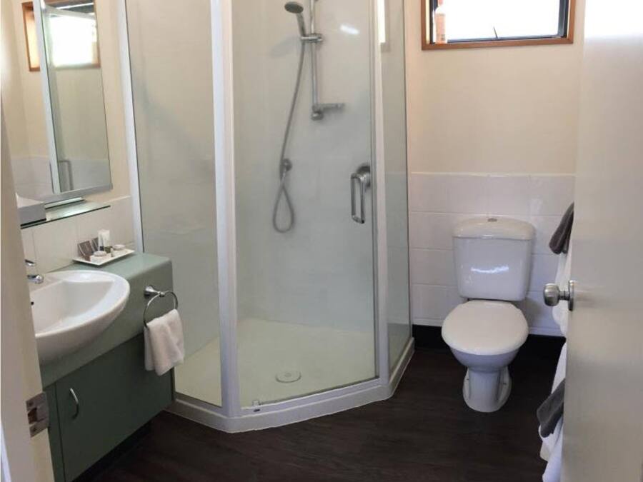Standard Suite, 1 Bedroom, Non Smoking, Kitchenette (Suite) | Bathroom | Free toiletries, hair dryer, towels, soap