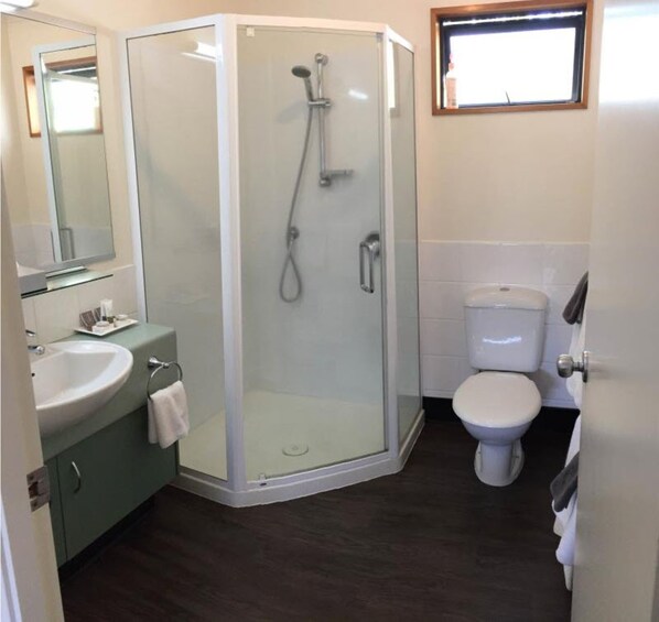 Suite Standard, 1 chambre, non-fumeur, cuisinette (Suite) | Salle de bain | Articles de toilette (gratuits), séchoir à cheveux, serviettes fournies