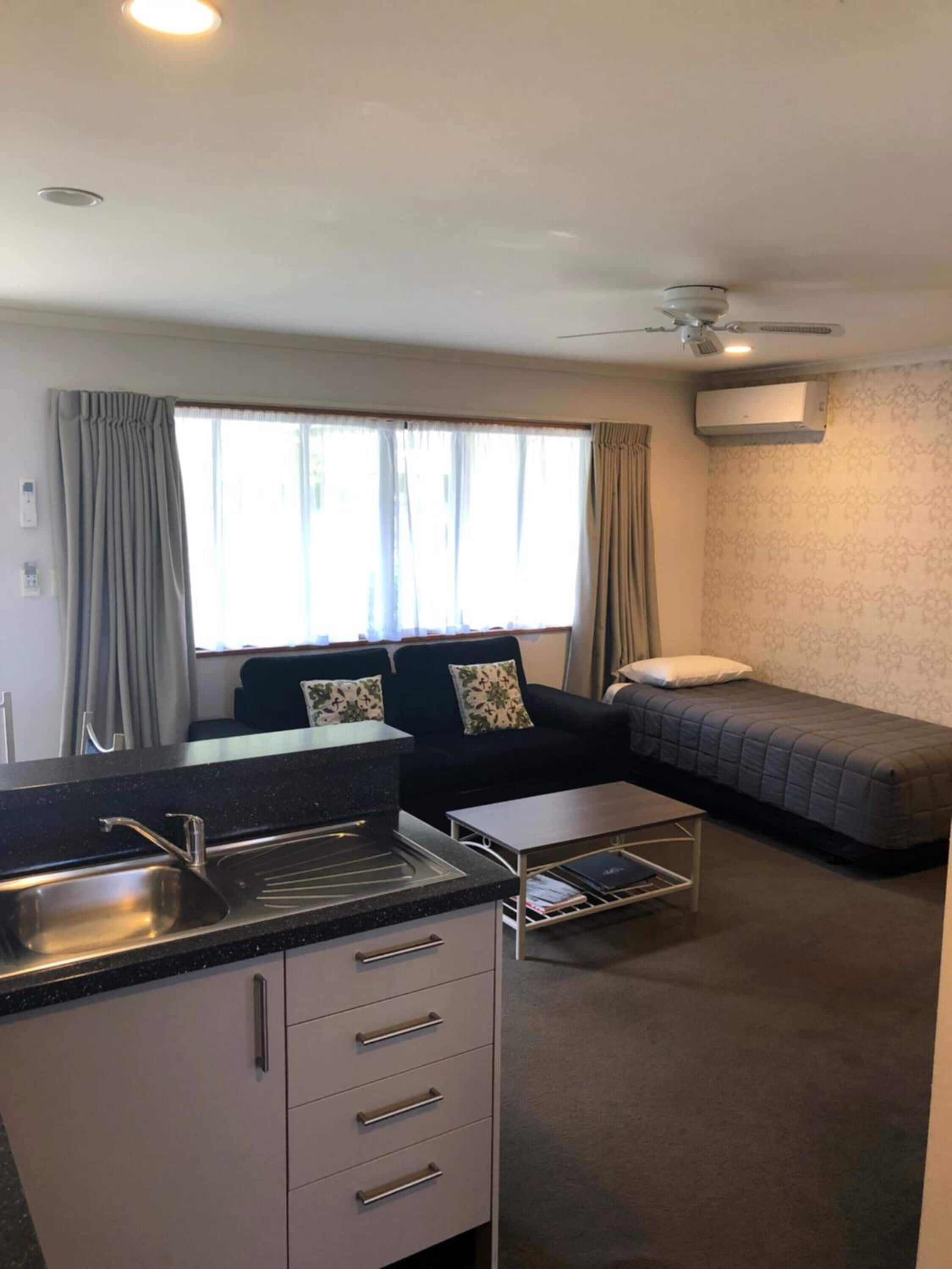 40 インチのテレビ (ケーブル放送視聴可)