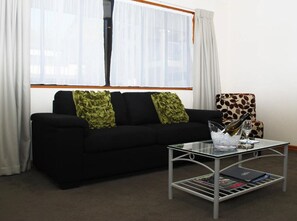 Family Suite, Multiple Beds, Non Smoking, Kitchenette (Suite) | Living area