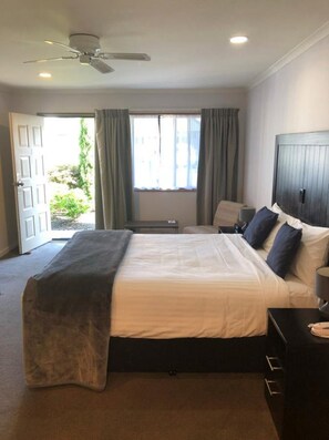 Standard Studio, 1 Queen Bed, Kitchenette