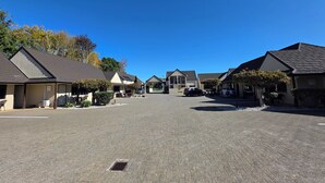 A residential street with houses, a clear sky, and a paved road. - Bethlehem Motor Inn (Tauranga)