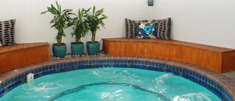 Bañera de hidromasaje cubierta