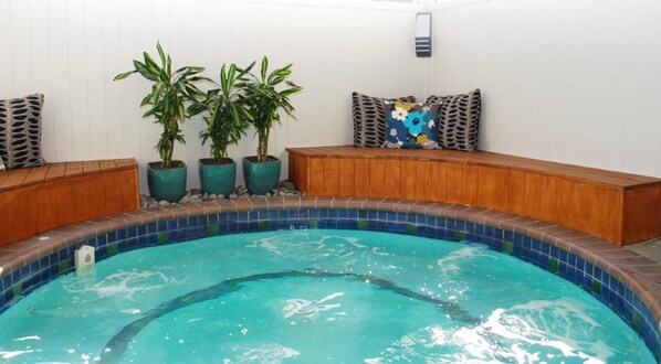 Bañera de hidromasaje cubierta