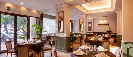 Frokost, lunsj og middag serveres, lokale retter