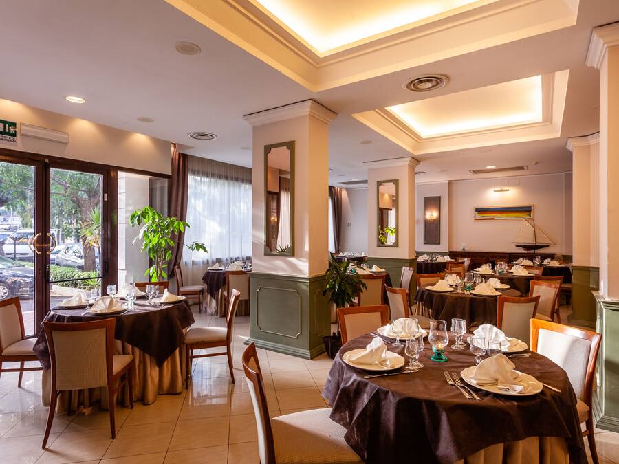 Petit déjeuner et déjeuner servis sur place, spécialités Cuisine locale