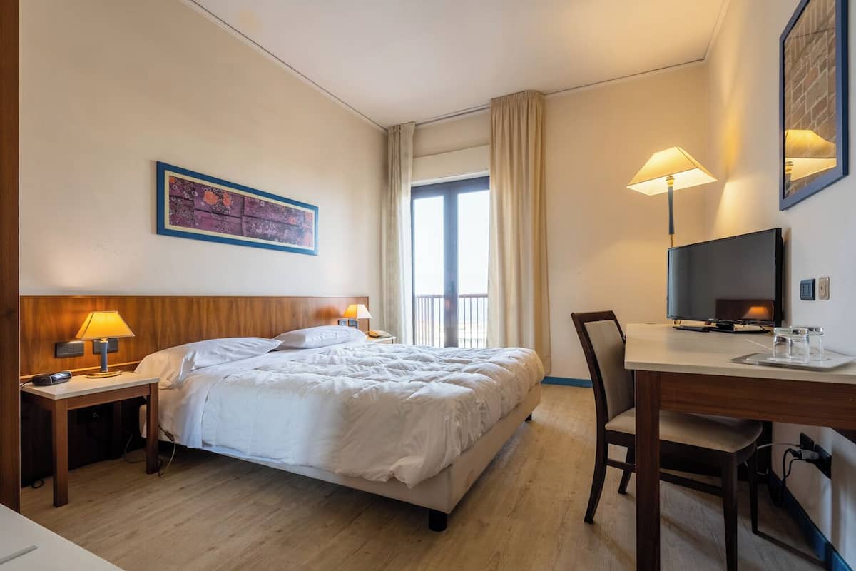 Minibar, in-room safe, desk, WiFi (free)
