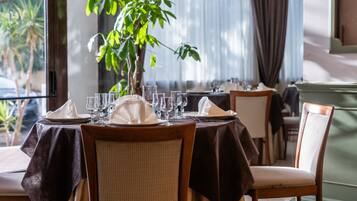 Dagelijks continentaal ontbijt (EUR 5 per persoon)