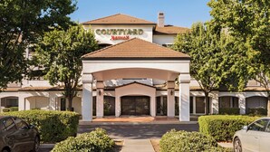 A Courtyard Marriott hotel with a covered entrance, parking area, and well-maintained landscaping. - Courtyard by Marriott San Jose South/Morgan Hill (Morgan Hill)