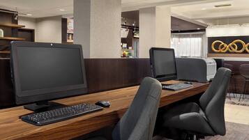 Un espacio de oficina moderno con dos puestos de trabajo, cada uno con monitor, teclado y ratón.