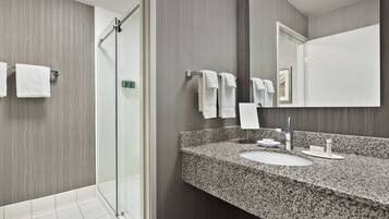 Tina con regadera, amenidades de baño gratuitas, secadora de cabello