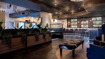 2 restaurants; breakfast, lunch and dinner served