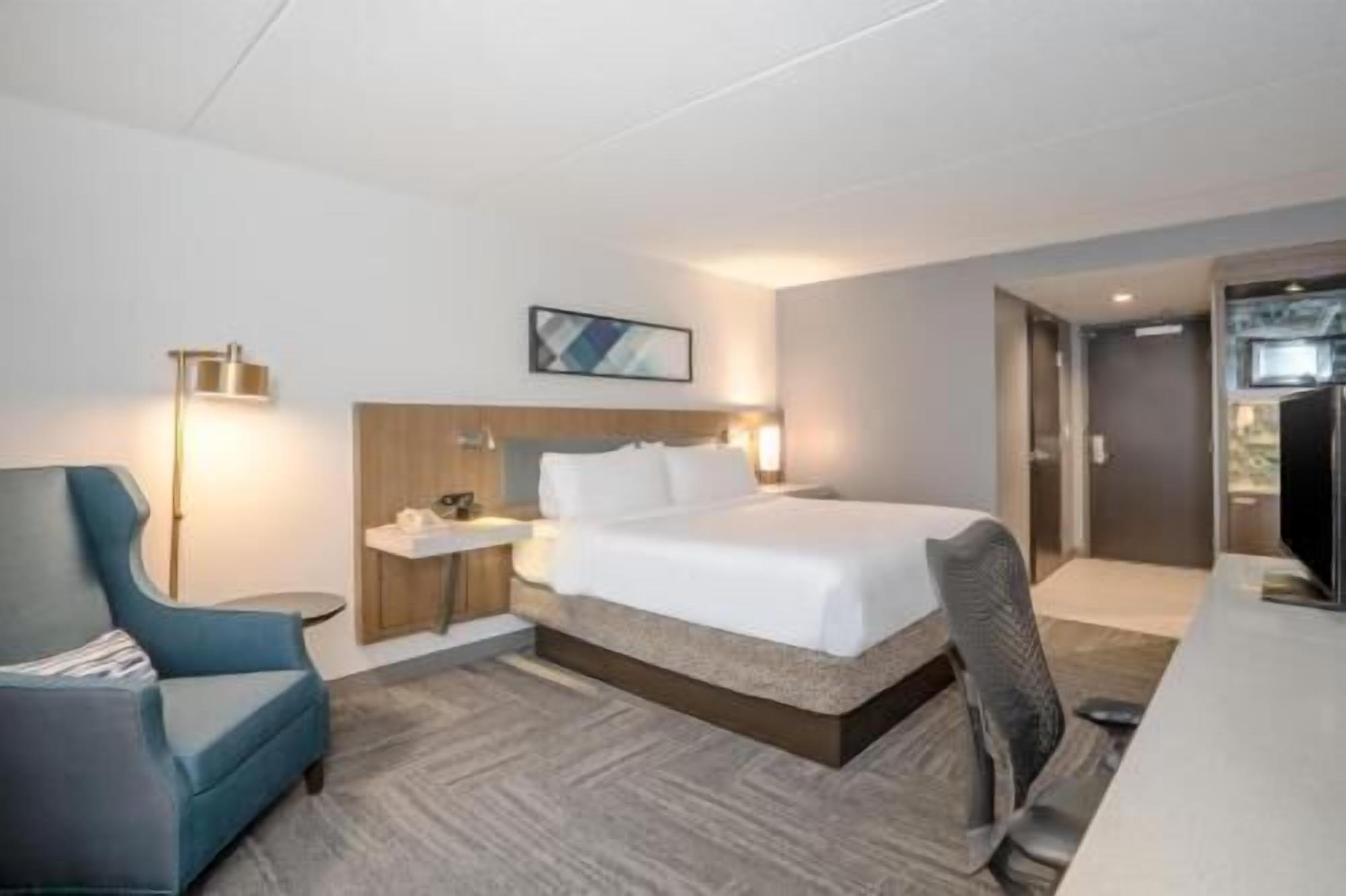 Premium bedding, in-room safe, laptop workspace, iron/ironing board