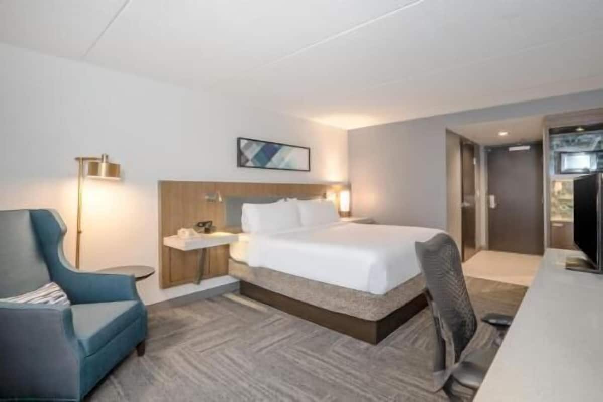 Premium bedding, in-room safe, laptop workspace, iron/ironing board