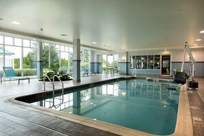 Una piscina cubierta (de 05:00 a 22:00), tumbonas