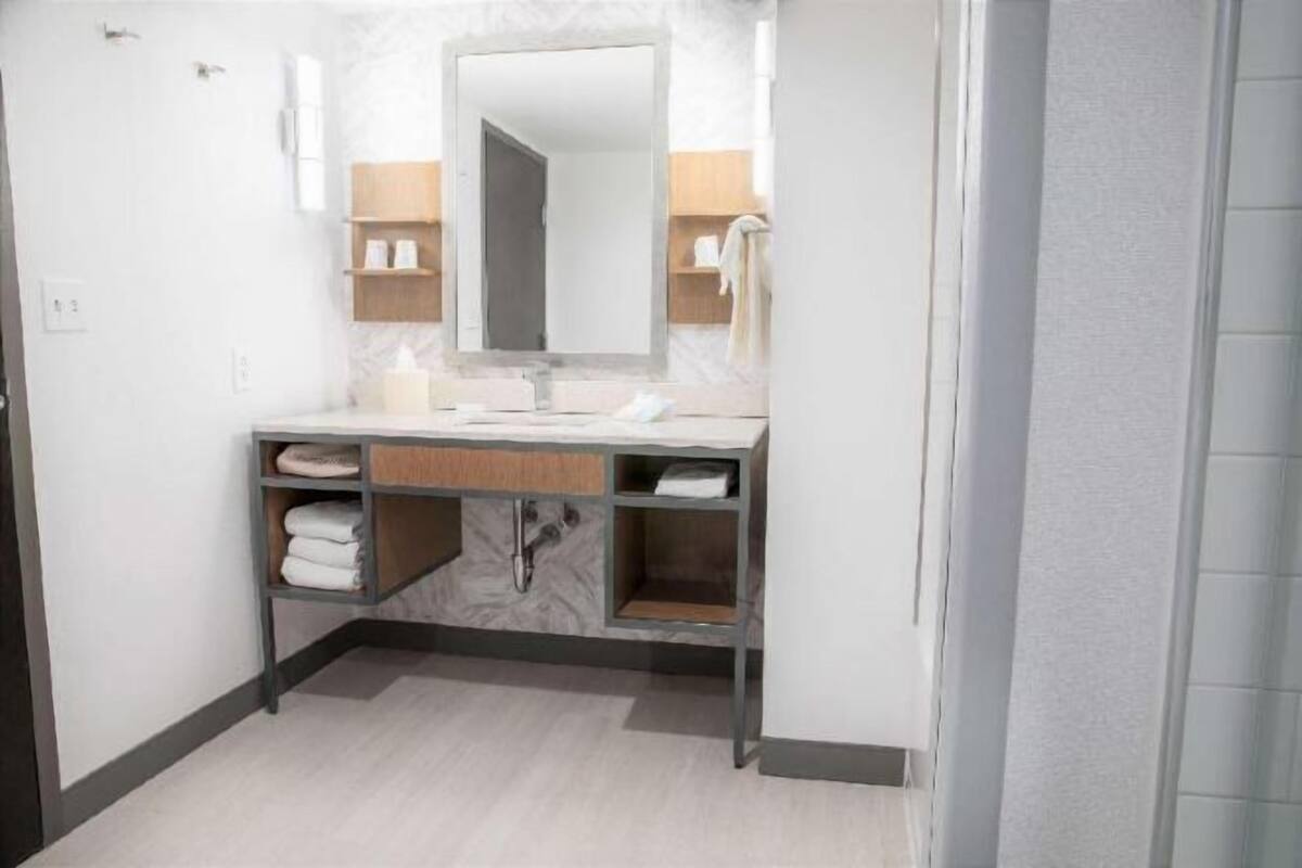 Kylpyhuone | Suihkun ja ammeen yhdistelmÀ, ilmaiset hygieniatuotteet, hiustenkuivaaja