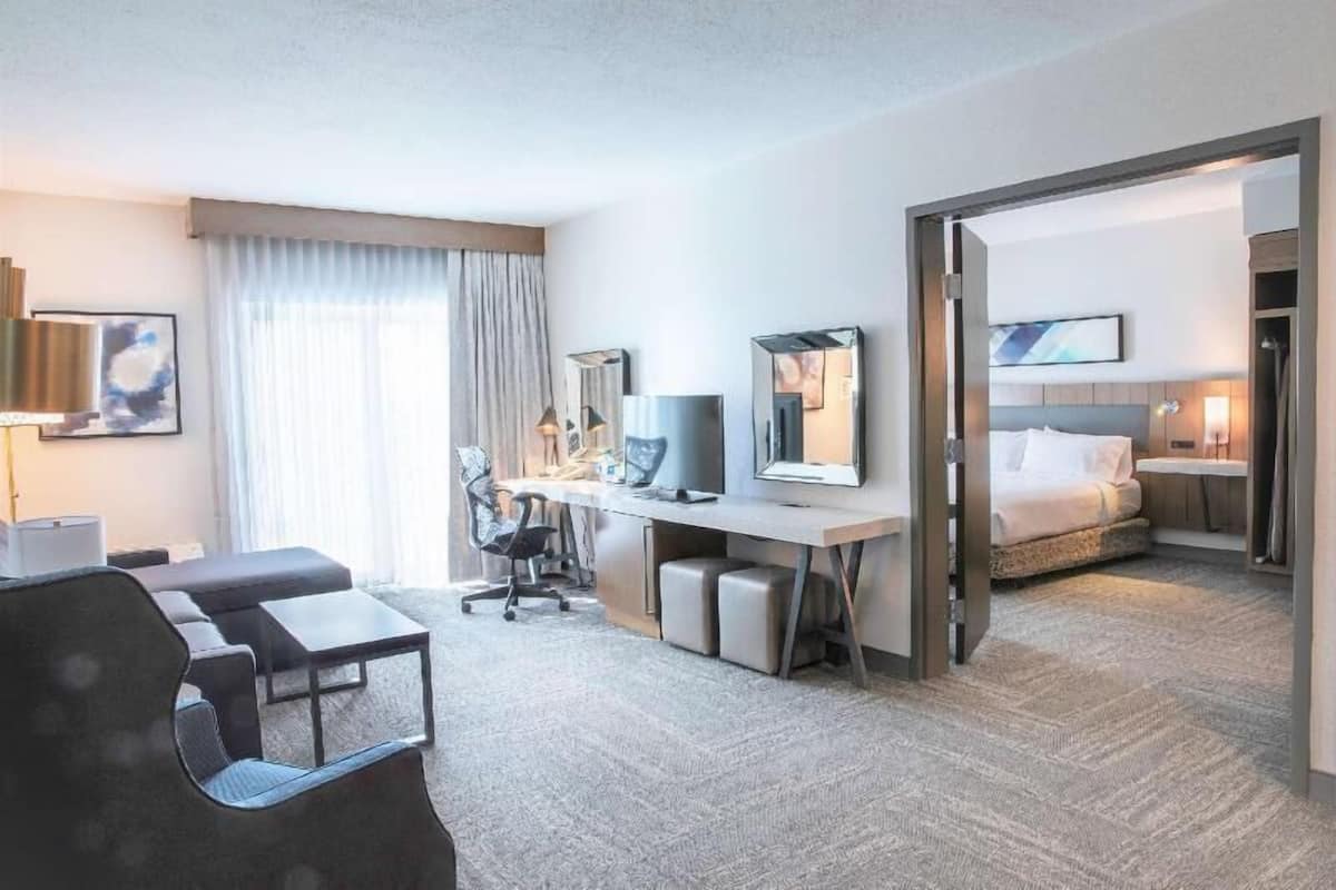 Premium bedding, in-room safe, laptop workspace, iron/ironing board
