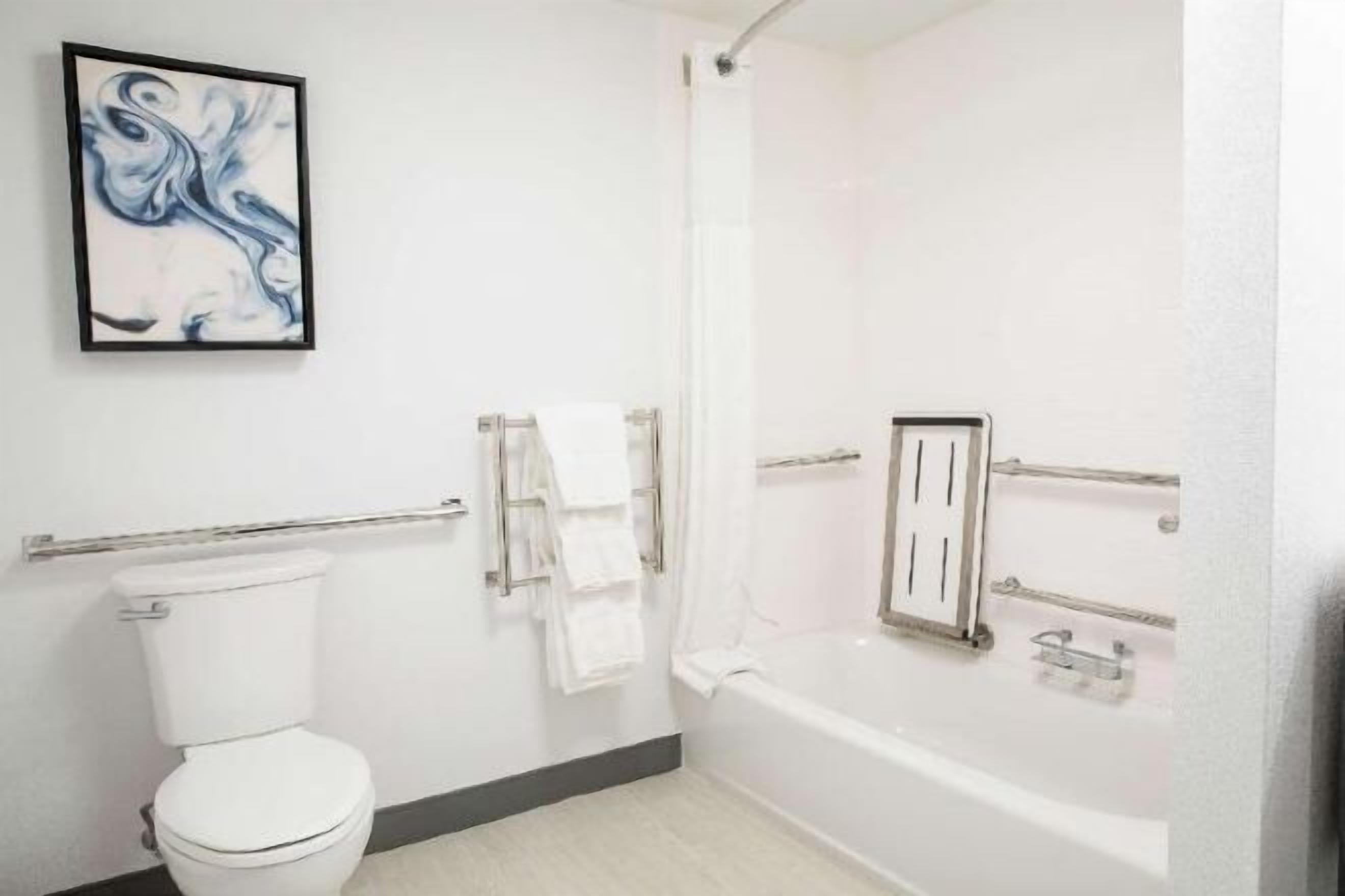 Bathroom | Combined shower/bathtub, free toiletries, hair dryer, towels