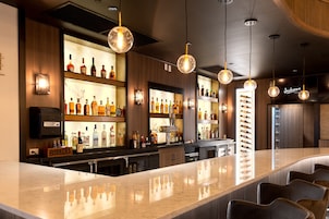 2 restaurants, breakfast served