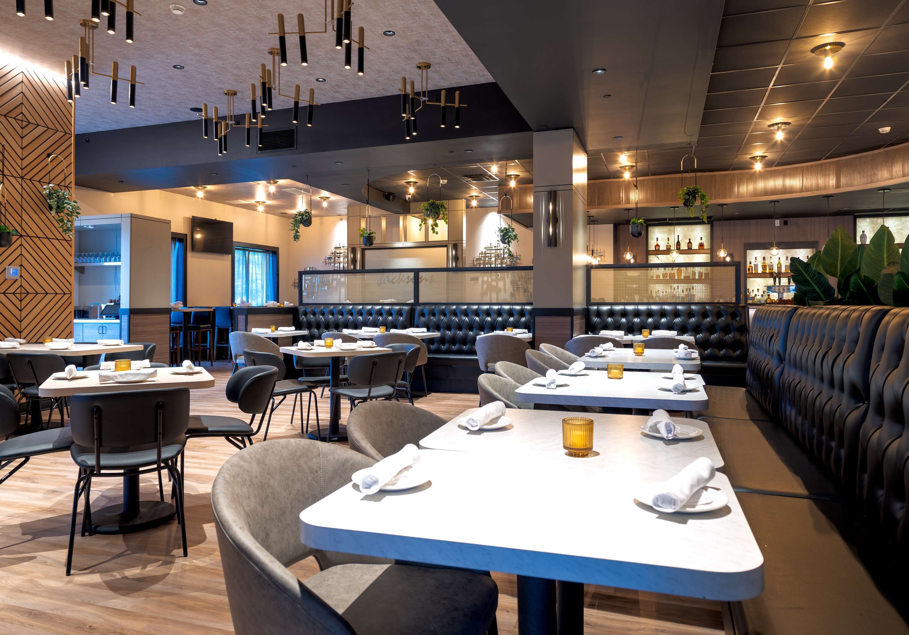 2 restaurants, breakfast served