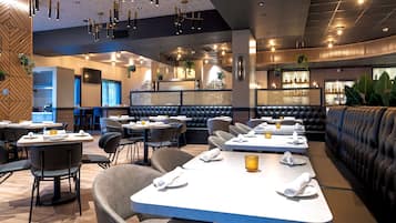 2 restaurants, breakfast served