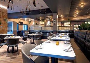 2 restaurants, breakfast served - Hilton Garden Inn Pittsburgh/Southpointe (Canonsburg)