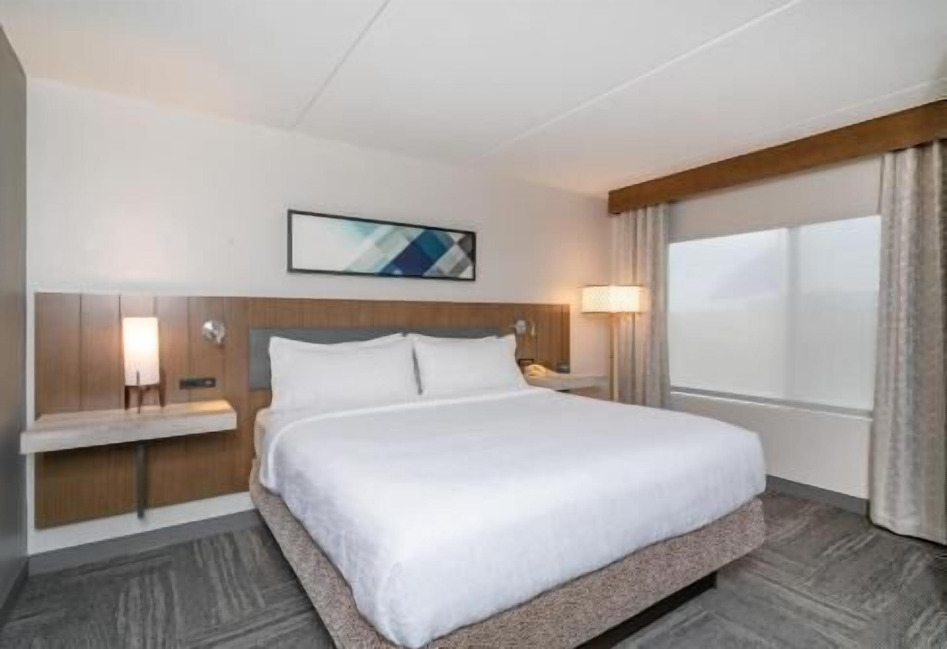 Premium bedding, in-room safe, laptop workspace, iron/ironing board