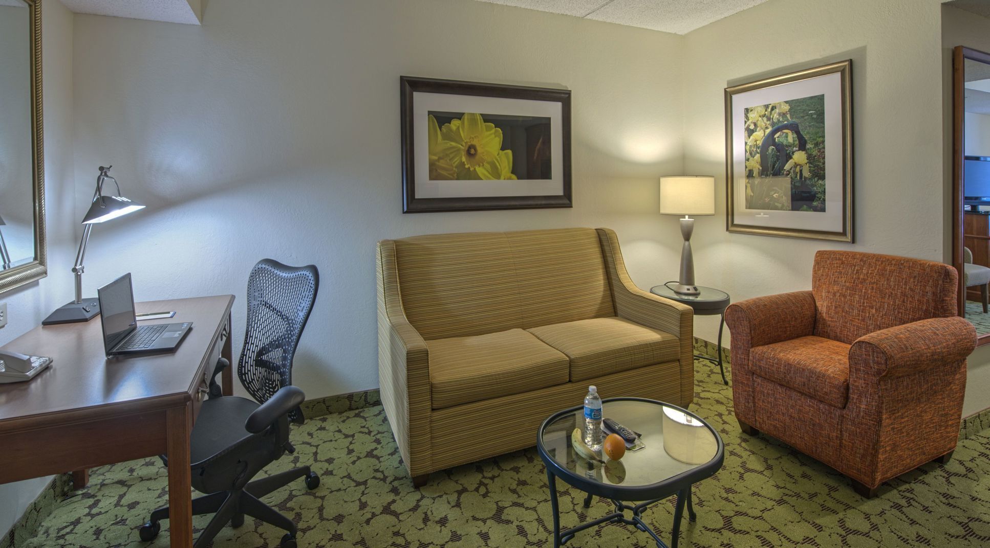 Living area | 32-inch TV with cable channels