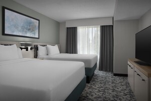 Escritorio, cortinas blackout y tabla de planchar con plancha 