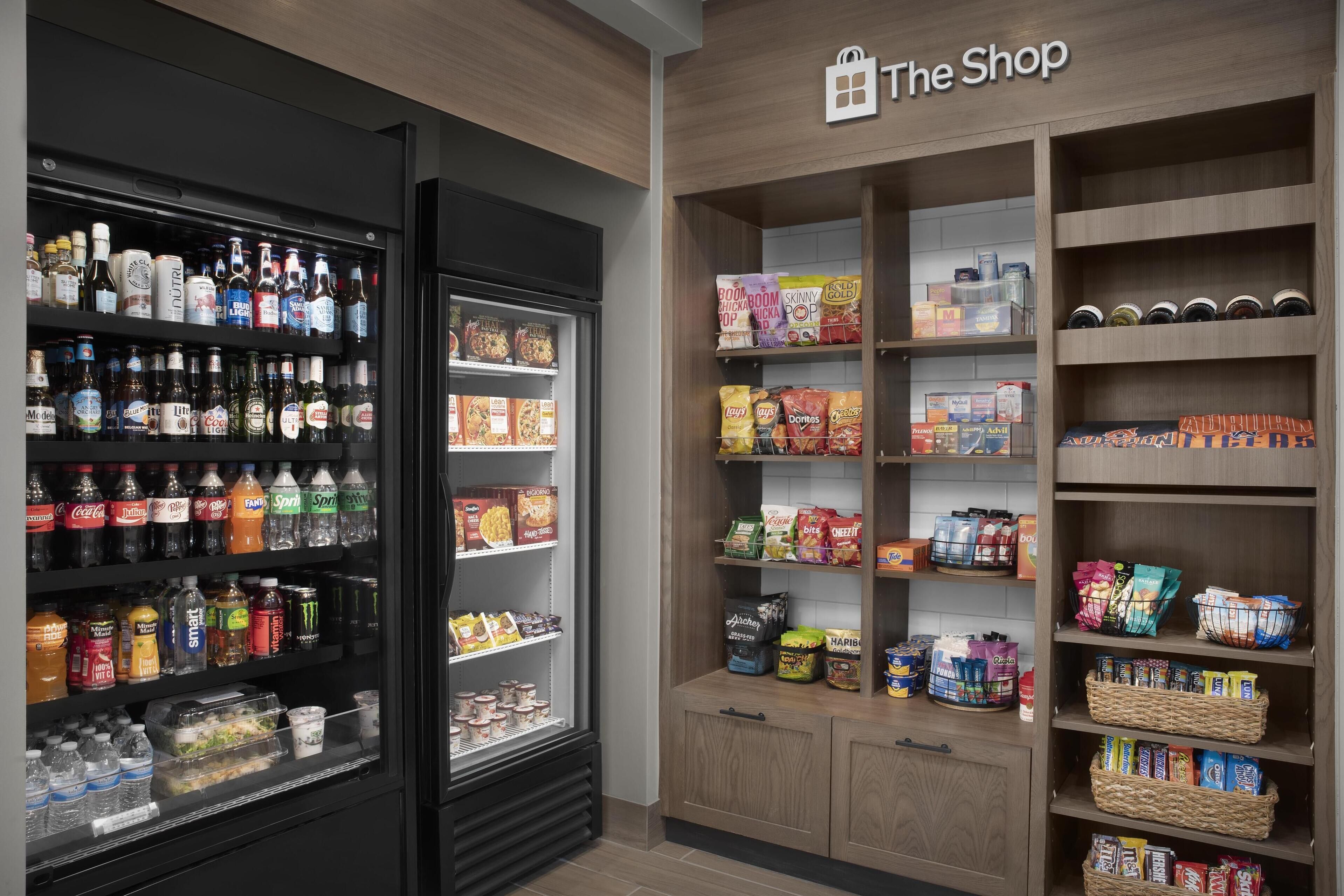 Une épicerie dont les rayons sont remplis d’en-cas, de boissons et d’articles ménagers.