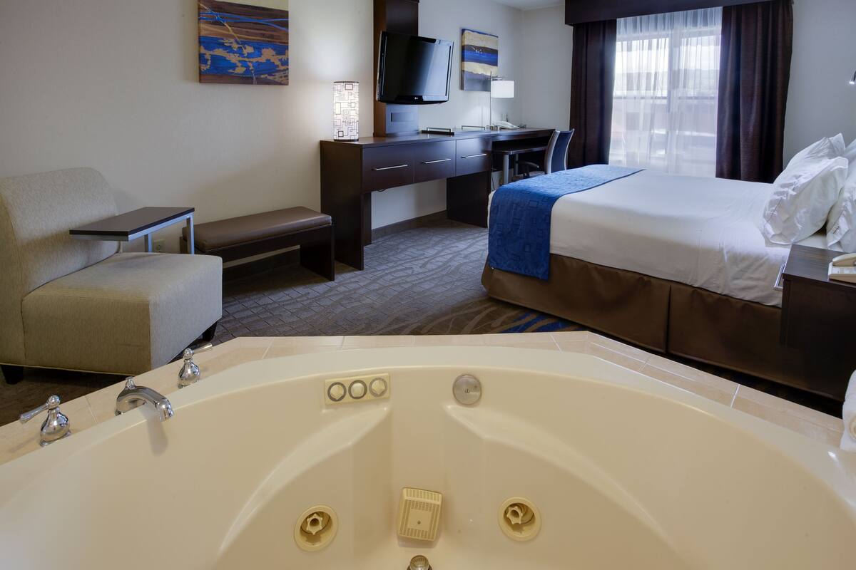 Phòng Suite, 1 giường cỡ king, bồn tắm thủy lực (Whirlpool) | Két bảo mật tại phòng, bàn, bàn ủi/dụng cụ ủi quần áo