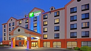 Un bâtiment Holiday Inn Express à plusieurs étages, doté d’une entrée bien visible et d’une enseigne distinctive.