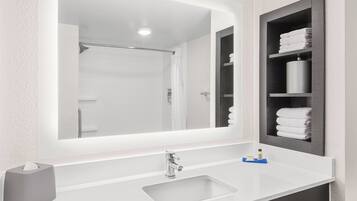 Ducha y bañera combinadas, secador de pelo y toallas