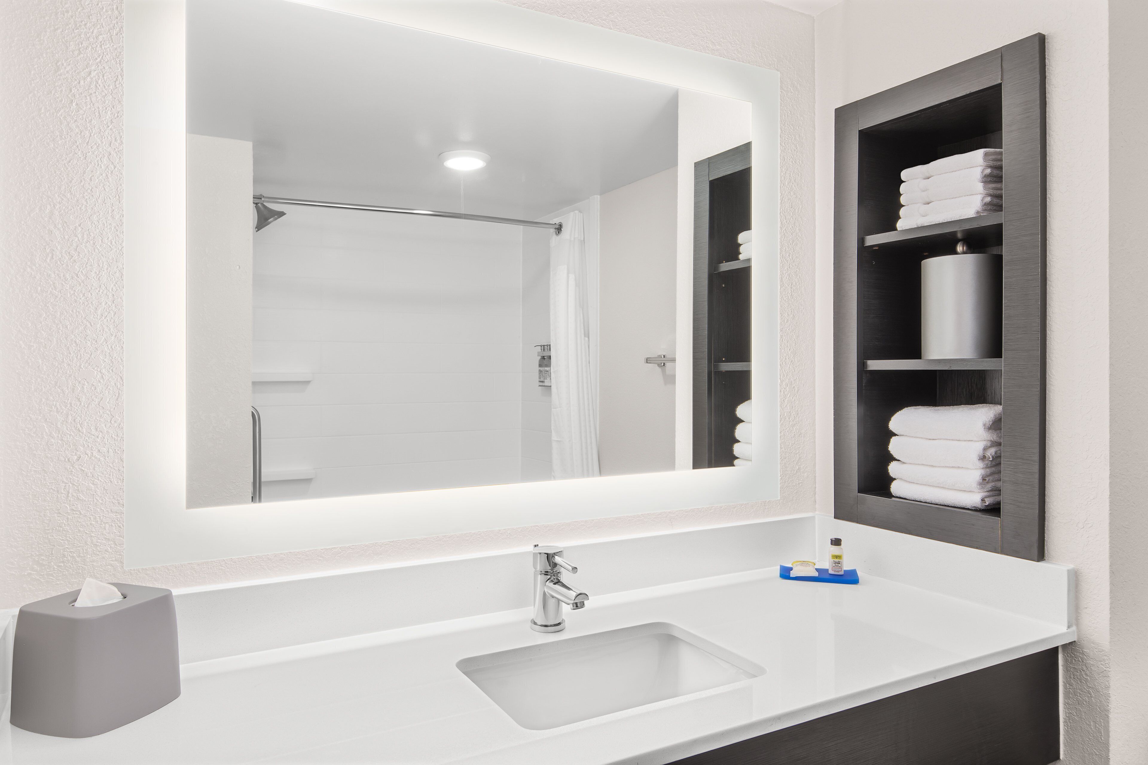 combined shower/bathtub, hair dryer, towels