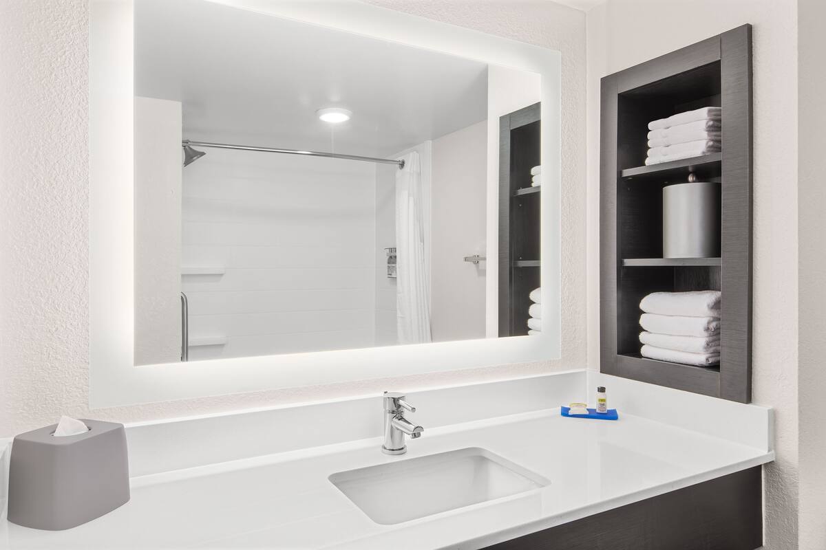 combined shower/bathtub, hair dryer, towels