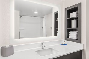 Combined shower/bathtub, hair dryer, towels - Holiday Inn Express & Suites Greenville-I-85 & Woodruff Rd by IHG (Greenville)