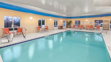 室內游泳池,開放時間為 09:00 至 21:00,提供日光浴躺椅