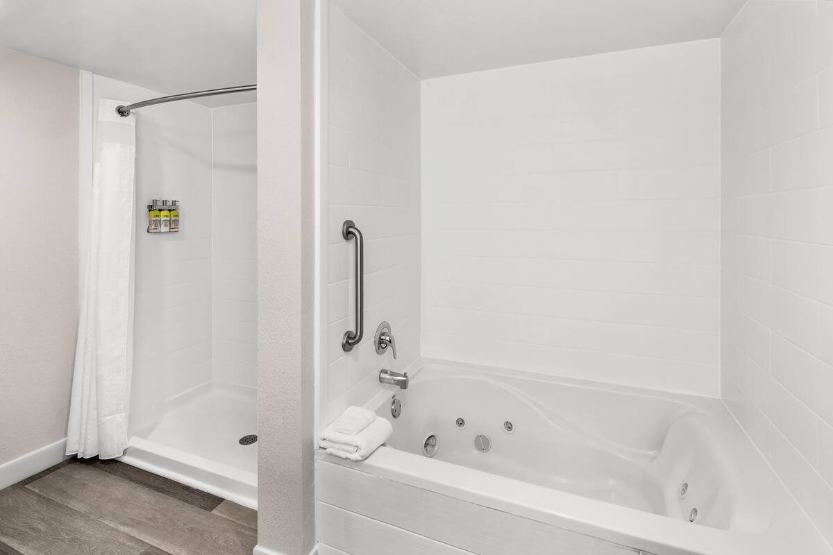 combined shower/bathtub, hair dryer, towels