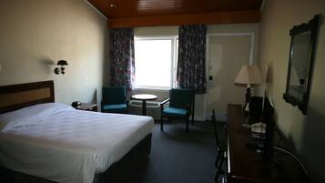 Habitación, para no fumadores | Cortinas blackout, tabla de planchar con plancha y camas extra