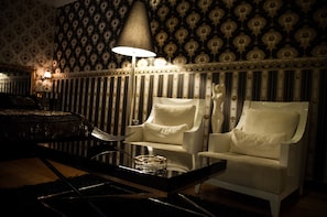 Junior Suite, Courtyard View | Living room | TV
