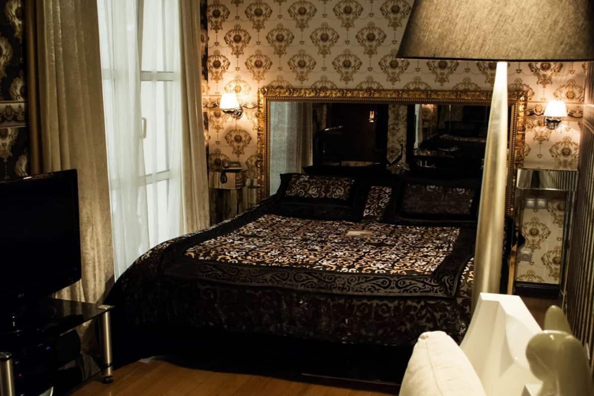 Premium bedding, down comforters, minibar, in-room safe