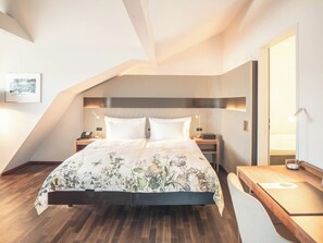 Deluxe Zimmer mit Balkon | 1 quarto, roupas de cama antialérgicas, cofres nos quartos, escrivaninha