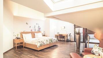 Deluxe Zimmer mit Balkon | 1 makuuhuone, allergiatestatut vuodevaatteet, tallelokero huoneessa