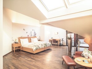 Deluxe Zimmer mit Balkon | 1 ห้องนอน, เครื่องนอนป้องกันสารก่อภูมิแพ้, ตู้นิรภัยในห้องพัก, โต๊ะทำงาน