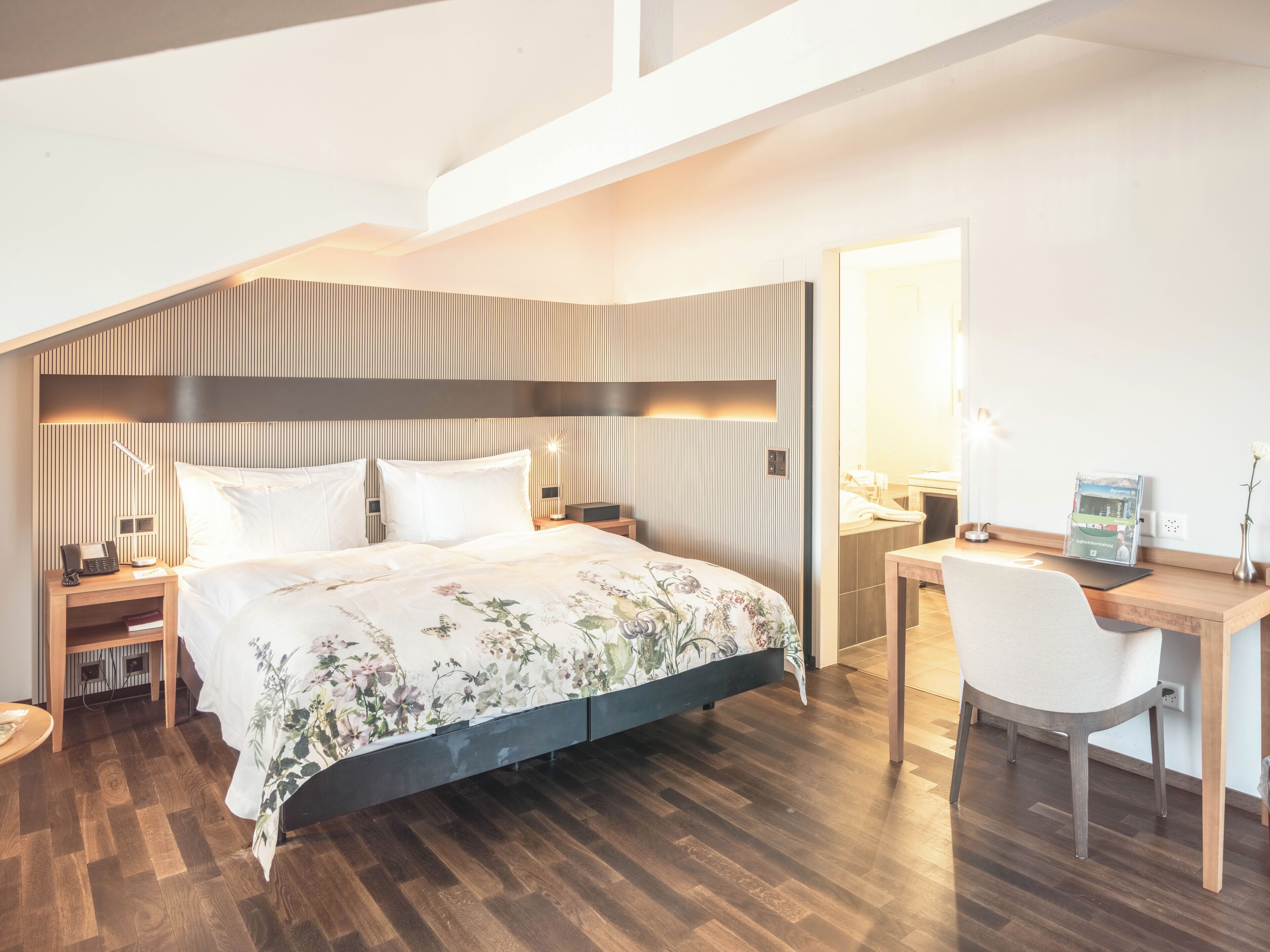 Deluxe Zimmer mit Balkon | 低過敏寢具、客房內保險箱、書桌、筆電工作空間