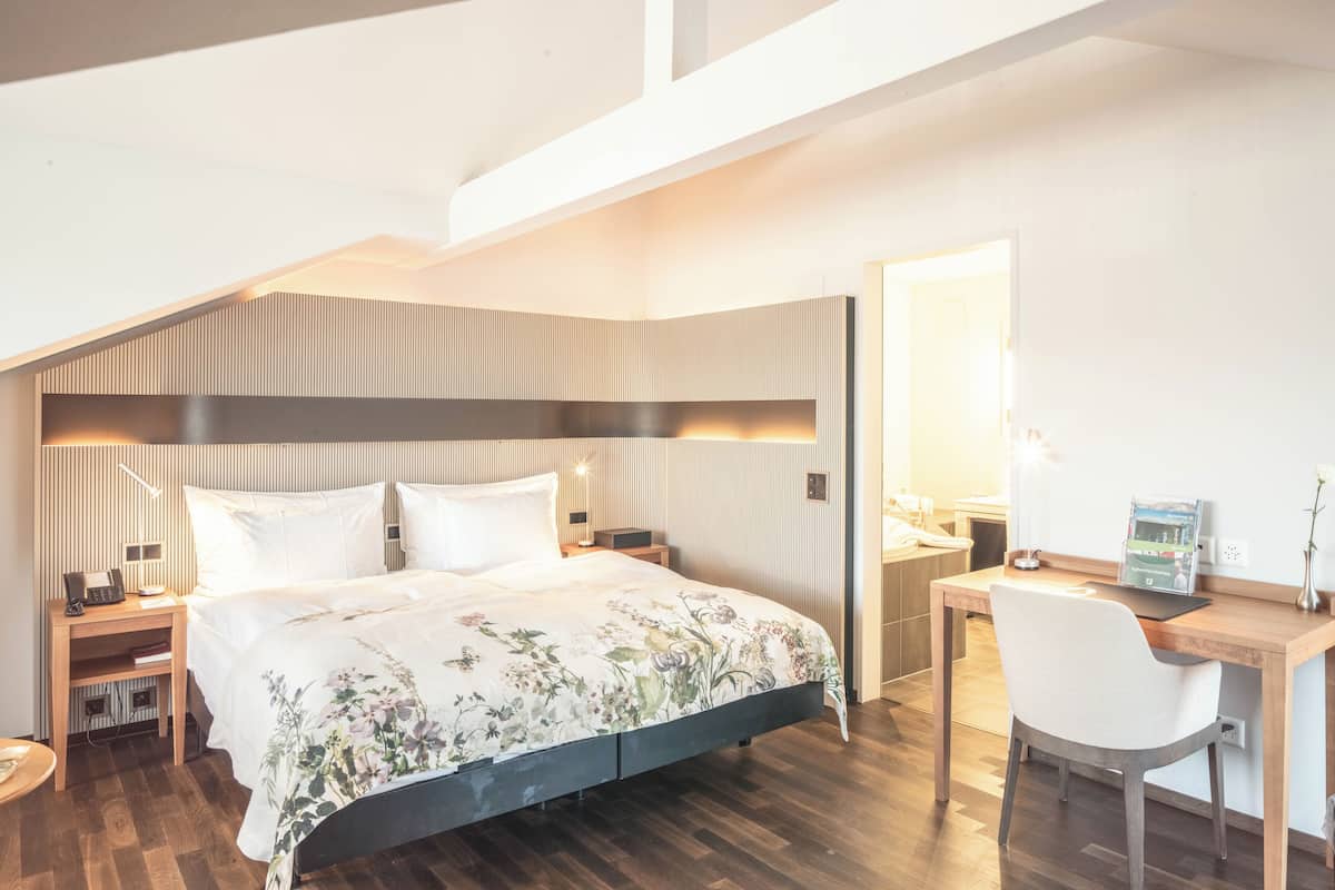 Deluxe Zimmer mit Balkon | 1 bedroom, hypo-allergenic bedding, in-room safe, desk