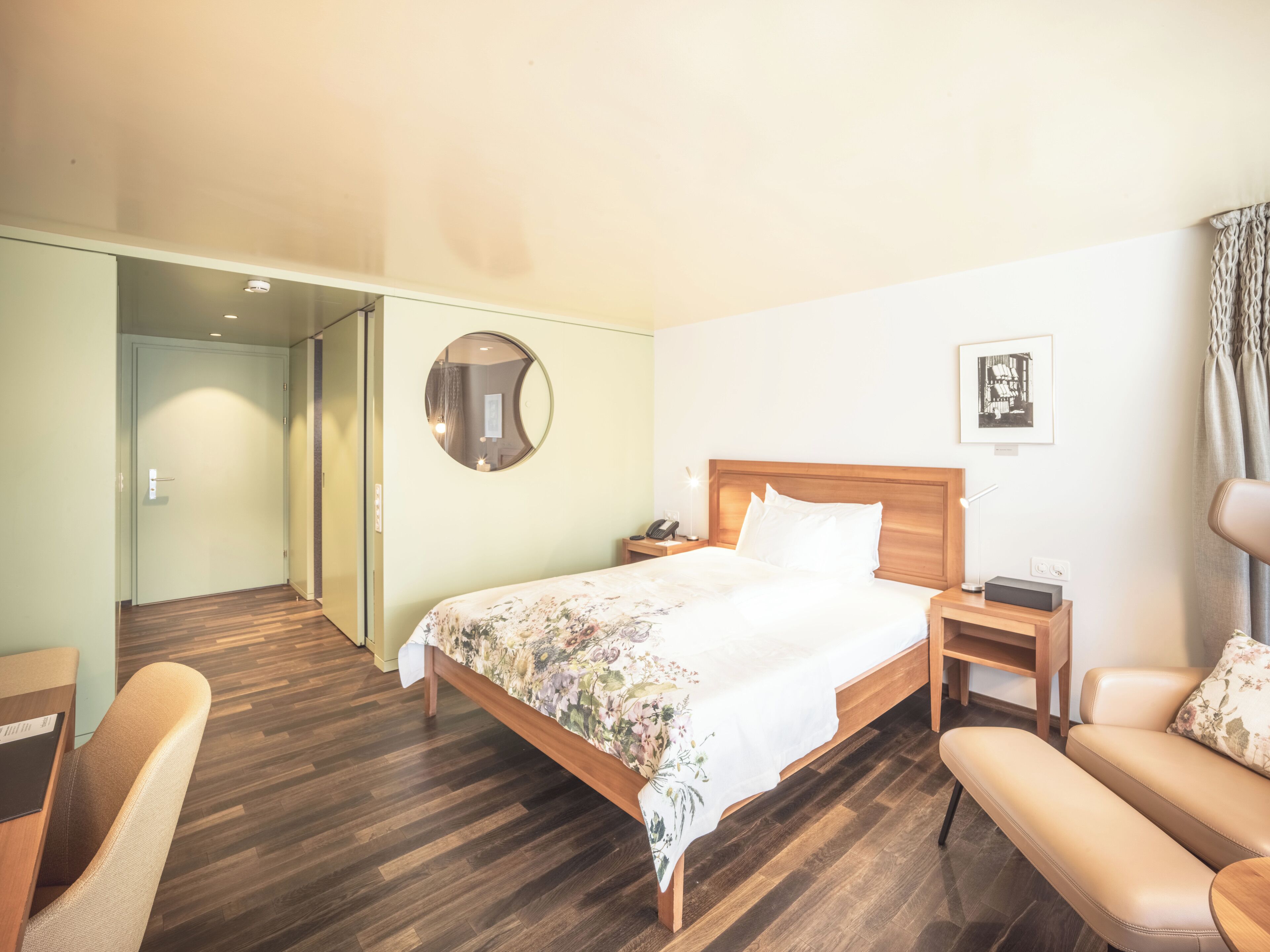 低過敏寢具、客房內保險箱、書桌、筆電工作空間